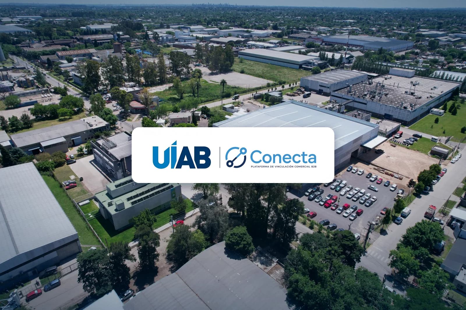 Vista aérea del parque industrial de Almirante Brown con el logo de UIAB Conecta