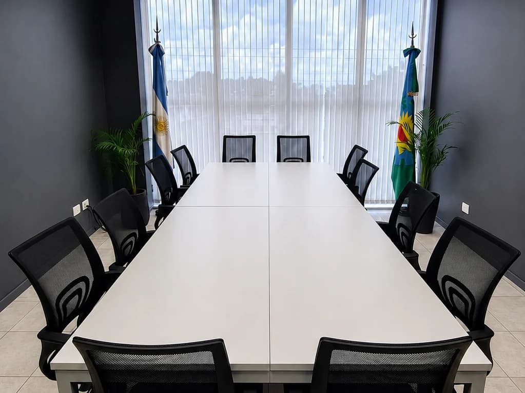 Sala de reuniones de la Unión Industrial de Almirante Brown, con las banderas argentina y bonaerense